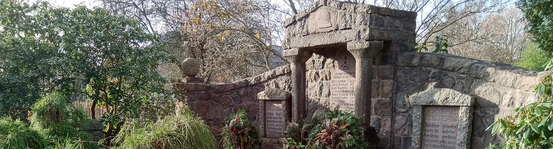 Das aus großen gehauenen Steinen gemauerte Ehrenmal in Nettelsee im Herbst.