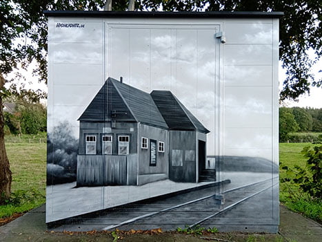 Stromh&auml;uschen bemalt mit dem ehemaligen Bahndofsgeb&auml;ude in Nettelsee