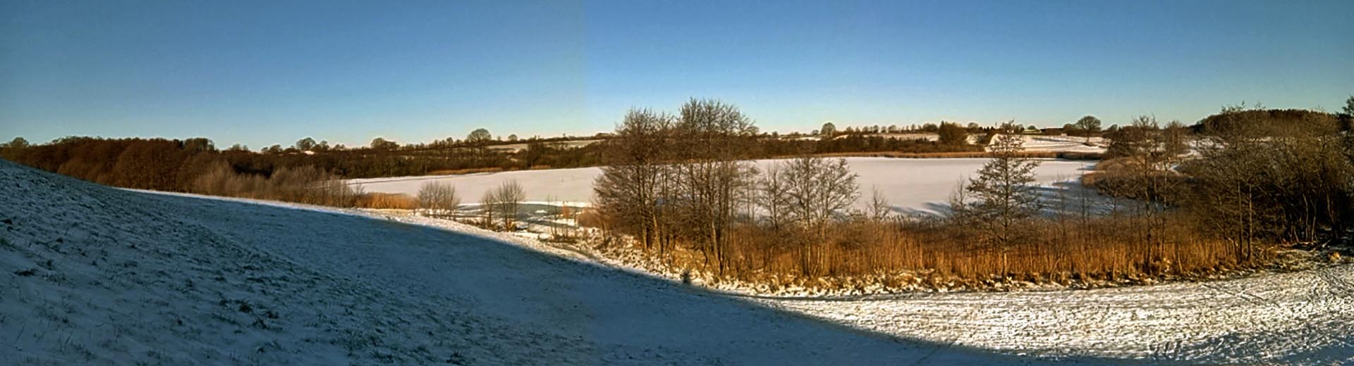 Blick auf den zugefrorenen und schneebedeckten Nettelsee